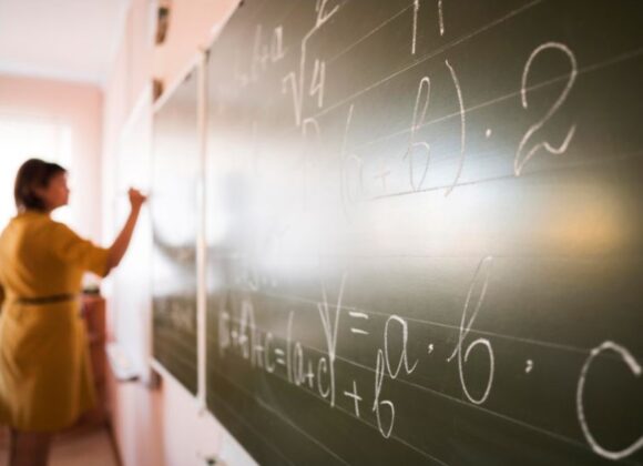 Piso salarial de professores tem reajuste e chega a R$ 4,4 mil