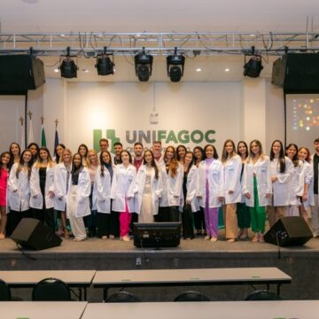 Alunos da primeira turma de Nutrição do UNIFAGOC participam de cerimônia de entrega do jaleco
