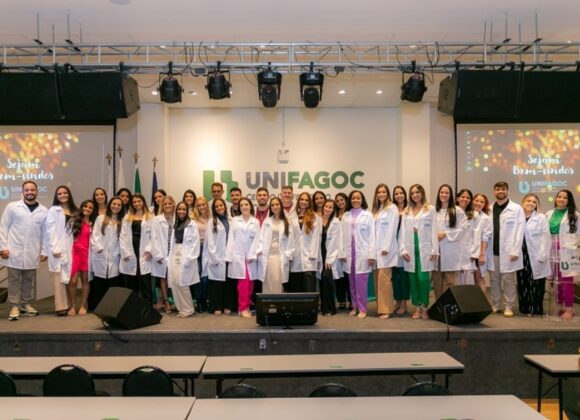 Alunos da primeira turma de Nutrição do UNIFAGOC participam de cerimônia de entrega do jaleco
