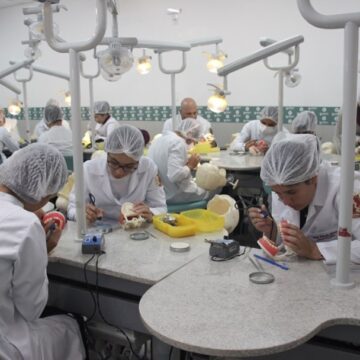 Alunos da Odontologia Diurno UNIFAGOC iniciam aulas práticas no laboratório