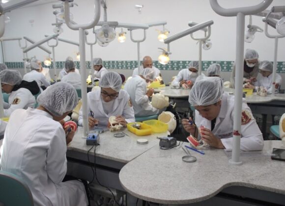 Alunos da Odontologia Diurno UNIFAGOC iniciam aulas práticas no laboratório