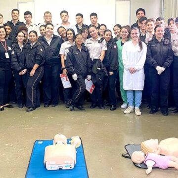 Alunos da Medicina UNIFAGOC ministram curso de SBV a estudantes do Colégio Tiradentes