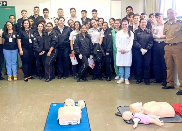 Alunos da Medicina UNIFAGOC ministram curso de SBV a estudantes do Colégio Tiradentes