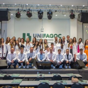 16ª turma da Medicina UNIFAGOC recebe jaleco em cerimônia com familiares e professores