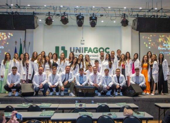 16ª turma da Medicina UNIFAGOC recebe jaleco em cerimônia com familiares e professores