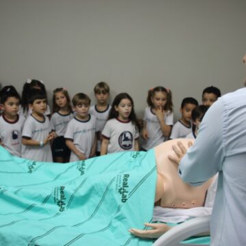 Alunos do Colégio Losango conhecem Real Lab em projeto de extensão da Medicina UNIFAGOC