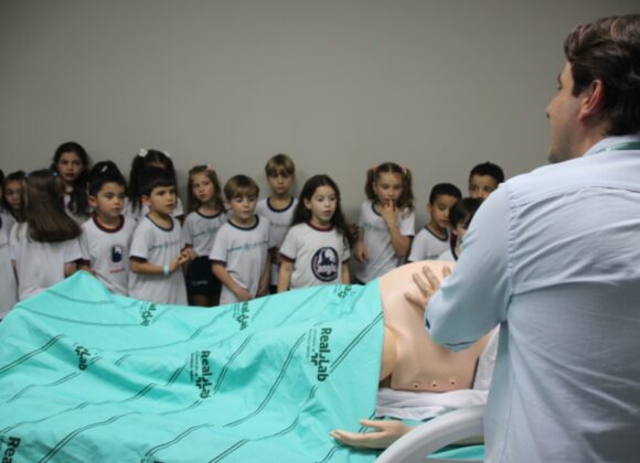 Alunos do Colégio Losango conhecem Real Lab em projeto de extensão da Medicina UNIFAGOC