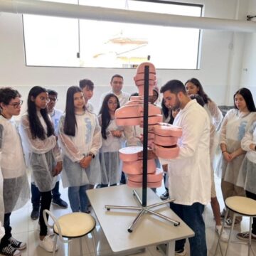 Alunos do Colégio Jean Piaget conhecem sistemas do corpo humano em Projeto de Extensão da Medicina UNIFAGOC