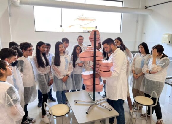 Alunos do Colégio Jean Piaget conhecem sistemas do corpo humano em Projeto de Extensão da Medicina UNIFAGOC