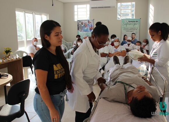 Alunos da Enfermagem UNIFAGOC apresentam teatro sobre o dia a dia do enfermeiro em hospitais de Ubá