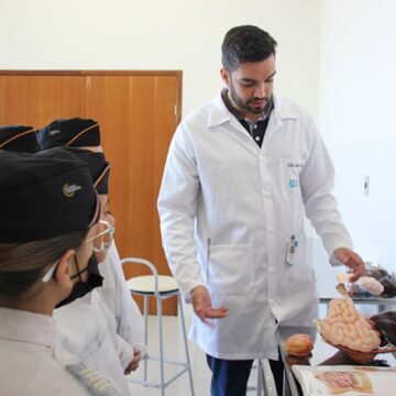 Alunos do Colégio Tiradentes de Ubá conhecem laboratórios da saúde do UNIFAGOC