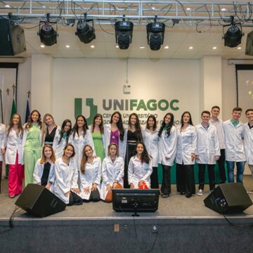 Alunos da 14ª turma da Medicina UNIFAGOC participam da cerimônia de Entrega do Jaleco