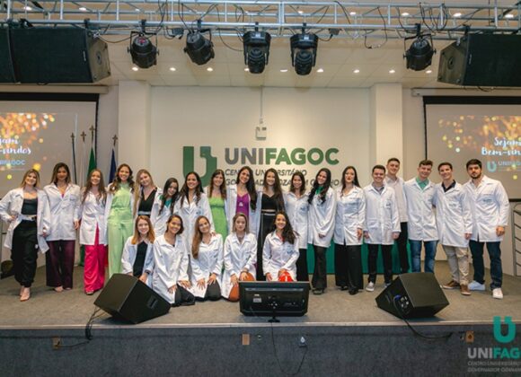 Alunos da 14ª turma da Medicina UNIFAGOC participam da cerimônia de Entrega do Jaleco