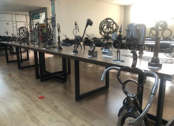 Biblioteca UNIFAGOC recebe exposição de peças artesanais de artista ubaense