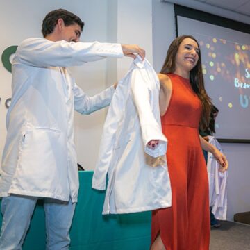 Medicina UNIFAGOC realiza entrega de jalecos para alunos da 12ª e 13ª turmas