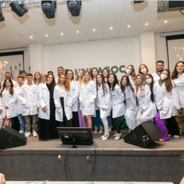 Medicina UNIFAGOC promove entrega de jalecos e pijamas cirúrgicos aos alunos da 15ª turma