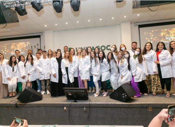 Medicina UNIFAGOC promove entrega de jalecos e pijamas cirúrgicos aos alunos da 15ª turma