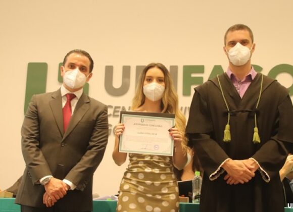 Médica formada pelo UNIFAGOC é aprovada em residência de Neurocirurgia em Belo Horizonte