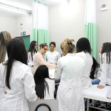 Alunas da Estética e Cosmética UNIFAGOC realizam aula prática com equipamento de radiofrequência