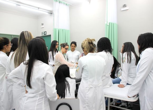 Alunas da Estética e Cosmética UNIFAGOC realizam aula prática com equipamento de radiofrequência