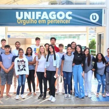 Egressa da Pedagogia UNIFAGOC e supervisora da Rede Estadual visita a Instituição com os alunos da E. E. Marcio Nicolato