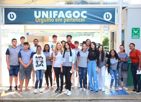 Egressa da Pedagogia UNIFAGOC e supervisora da Rede Estadual visita a Instituição com os alunos da E. E. Marcio Nicolato