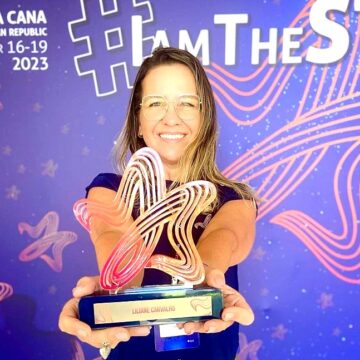 Diretora da Odontologia UNIFAGOC recebe homenagem em Congresso em Punta Cana, na República Dominicana