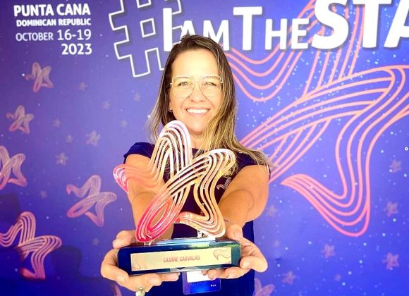 Diretora da Odontologia UNIFAGOC recebe homenagem em Congresso em Punta Cana, na República Dominicana