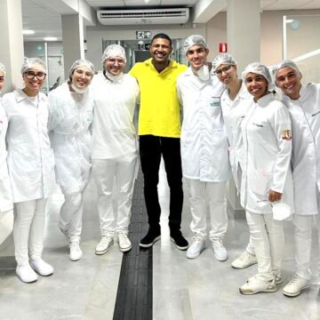 Sorrisos que geram sorrisos: projeto de extensão da Odontologia UNIFAGOC oferece reabilitação total sobre implante em mandíbula a pacientes carentes