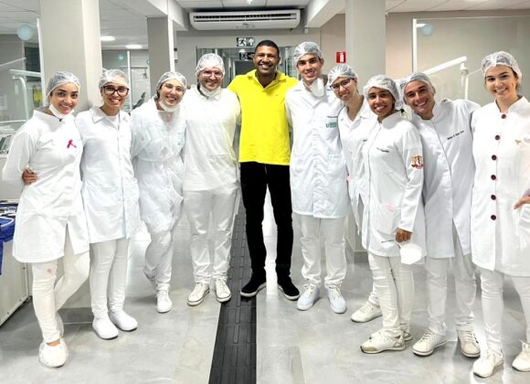 Sorrisos que geram sorrisos: projeto de extensão da Odontologia UNIFAGOC oferece reabilitação total sobre implante em mandíbula a pacientes carentes