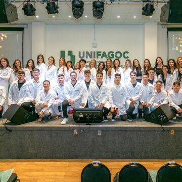 18ª turma da Medicina UNIFAGOC recebe jaleco e pijama cirúrgico em cerimônia com familiares e professores