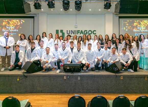 18ª turma da Medicina UNIFAGOC recebe jaleco e pijama cirúrgico em cerimônia com familiares e professores