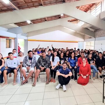 Projeto Profissões Polivalente: diretora e aluno da Ciência da Computação UNIFAGOC realizam palestra sobre a profissão para alunos do ensino médio