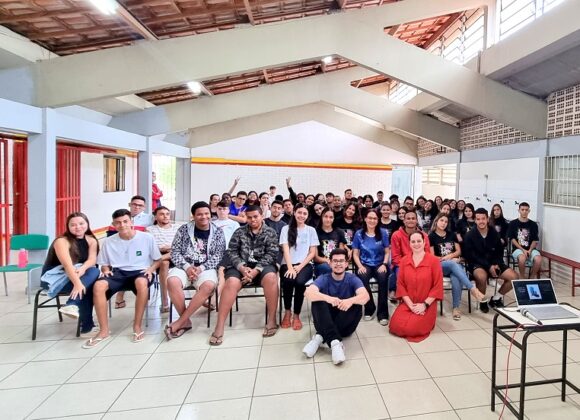 Projeto Profissões Polivalente: diretora e aluno da Ciência da Computação UNIFAGOC realizam palestra sobre a profissão para alunos do ensino médio