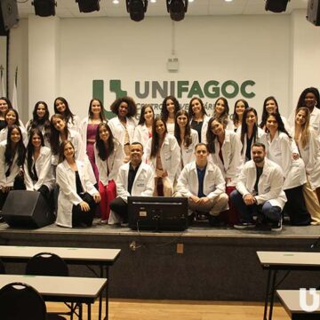 Alunos da segunda turma de Nutrição do UNIFAGOC participam de cerimônia de entrega do jaleco