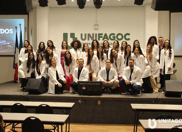 Alunos da segunda turma de Nutrição do UNIFAGOC participam de cerimônia de entrega do jaleco