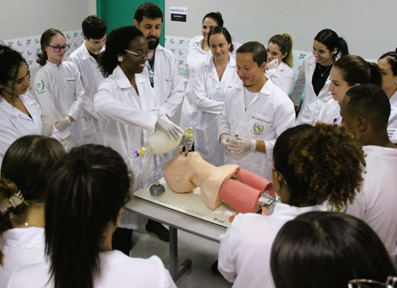 UNIFAGOC Introduz técnica de entubação em aula prática de Enfermagem