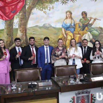 Egressos do curso de Direito do UNIFAGOC recebem carteirinhas da OAB