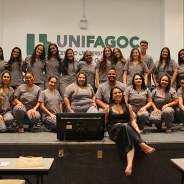 Escola de Enfermagem UNIFAGOC realiza entrega de pijama cirúrgico para alunos da III turma