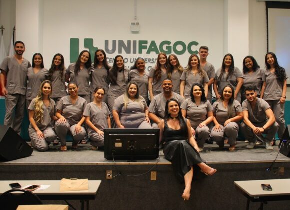 Escola de Enfermagem UNIFAGOC realiza entrega de pijama cirúrgico para alunos da III turma