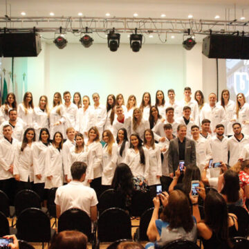 Alunos de Odontologia UNIFAGOC participam da Cerimônia de entrega de jalecos