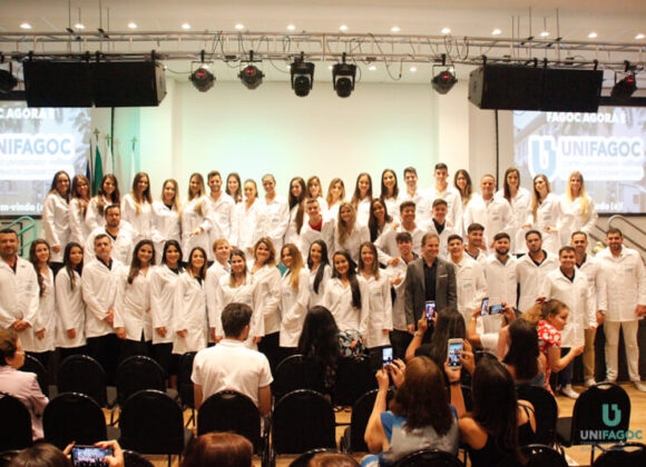 Alunos de Odontologia UNIFAGOC participam da Cerimônia de entrega de jalecos