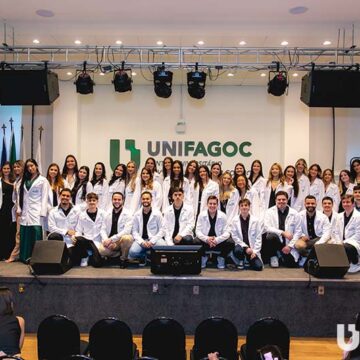 Medicina UNIFAGOC realiza entrega de jalecos para alunos da 21ª turma