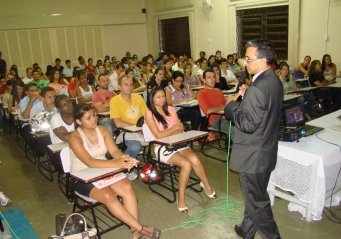 Alunos de Ciências Contábeis participam de palestra com Doutor em Contabilidade e Finanças