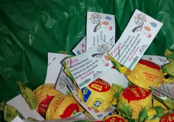 Fagoc distribui bombons para alunos e colaboradores na semana da páscoa