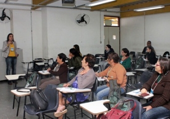 Coordenadora de Direito da Fagoc realiza palestra sobre violência doméstica na UFV