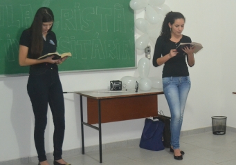 Célula Cristã Universitária reúne alunos no intervalo da Fagoc