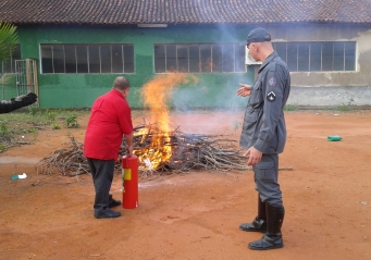 Corpo de Bombeiros realiza treinamento de prevenção e combate a incêndio na Fagoc