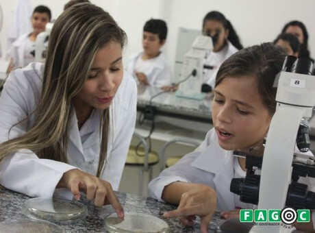 Alunos do Sesi participam de projeto sobre Microbiologia na Fagoc