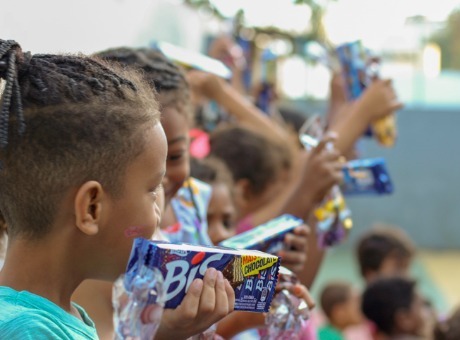 Colaboradores da Fagoc se mobilizam em doação de chocolates para crianças de Creche em Ubá